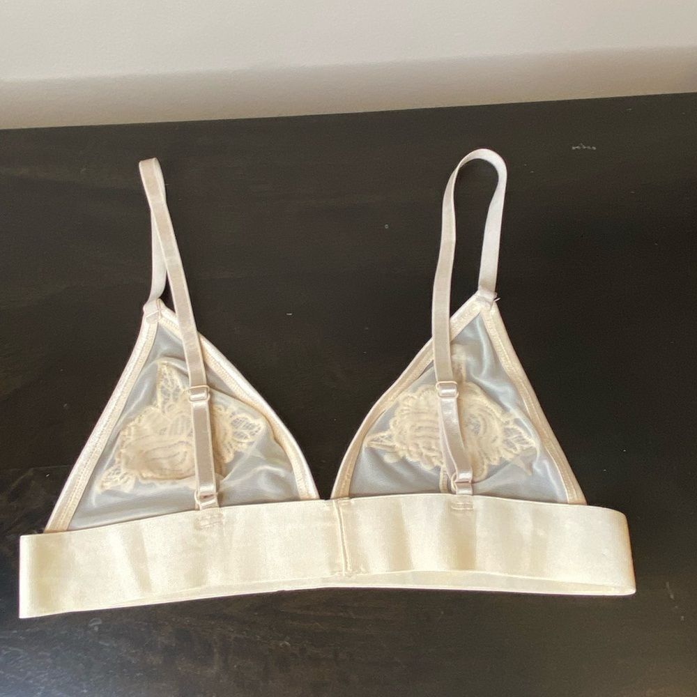 Youmita cream bra with lace appliqués, size small/medium - Picture 6 of 9